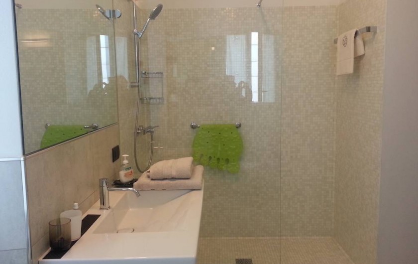 Location de vacances - Appartement à Bergame - salle de bain avec fenêtre et grande douche de 1m70 x 80cm