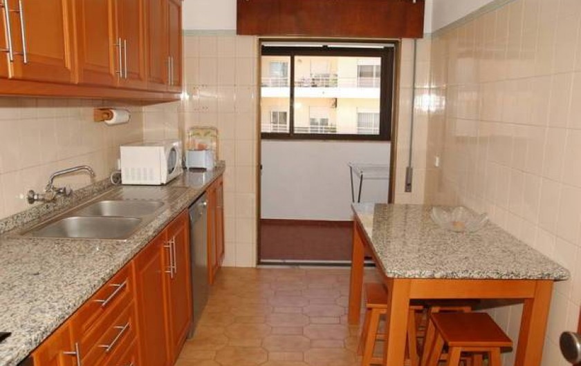 Location de vacances - Appartement à Faro - Cuisine avec aces au balcon