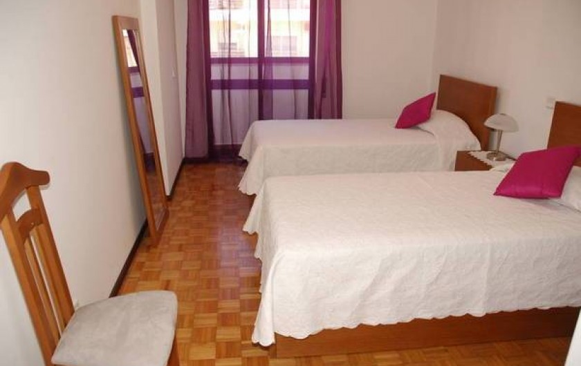 Location de vacances - Appartement à Faro - Chambre N° 1, porte fenêtre donnant cote rue et aces balcon