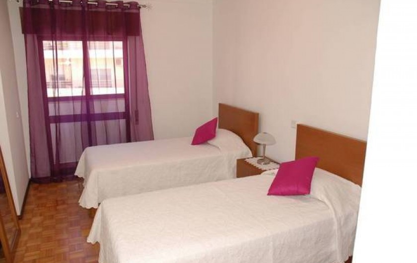 Location de vacances - Appartement à Faro - Chambre N° 1, porte fenêtre donnant cote rue et aces balcon