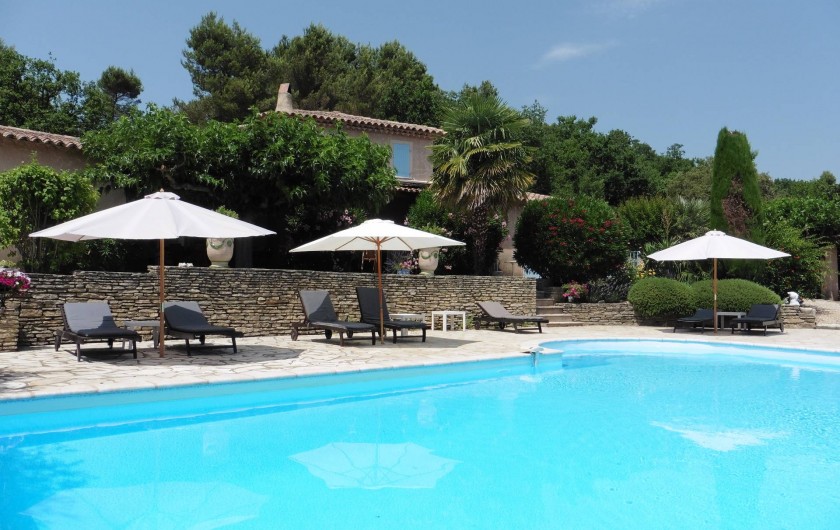 Location de vacances - Chambre d'hôtes à Entrechaux - L'Esclériade, sa piscine, son solarium.