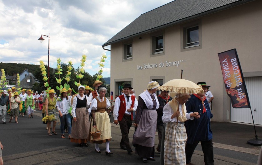 Location de vacances - Studio à Picherande - Défilé Fête de la Gentiane devant l'accueil de la résidence