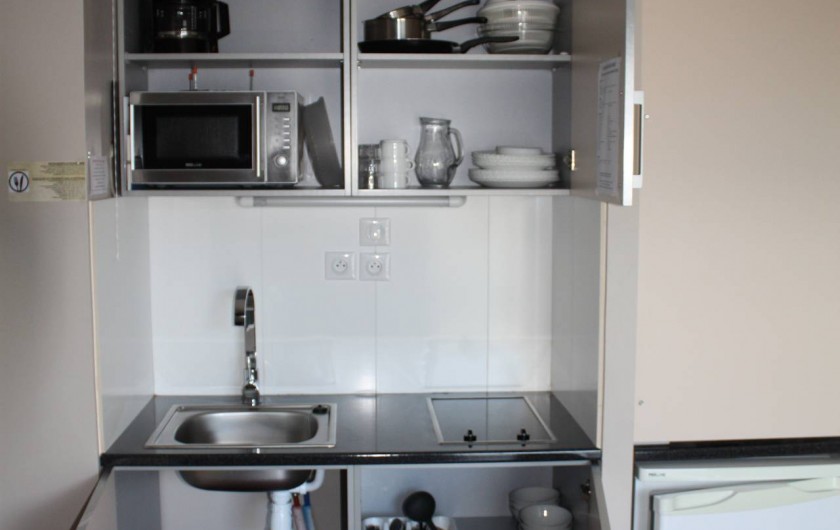Location de vacances - Studio à Picherande - Equipement et ustensiles coin cuisine