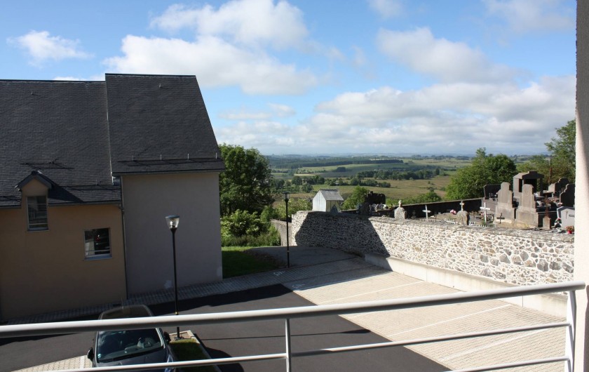 Location de vacances - Studio à Picherande - Vue du bâtiment A sur monts du Cantal