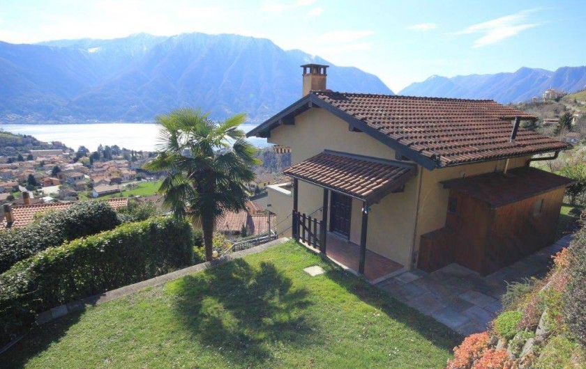 Location de vacances - Maison - Villa à Lenno - Vue du jardin privé et de la maison surplombant le lac