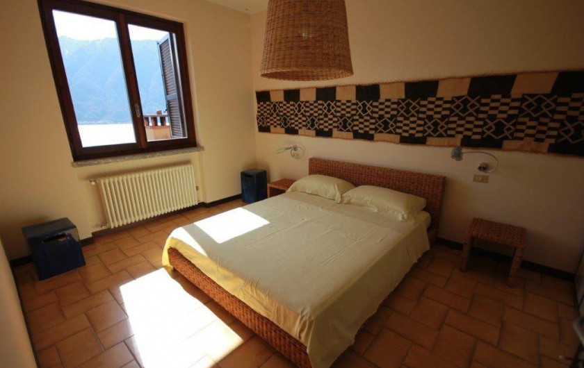 Location de vacances - Maison - Villa à Lenno - Chambre principale avec lit extra large et vue sur le lac