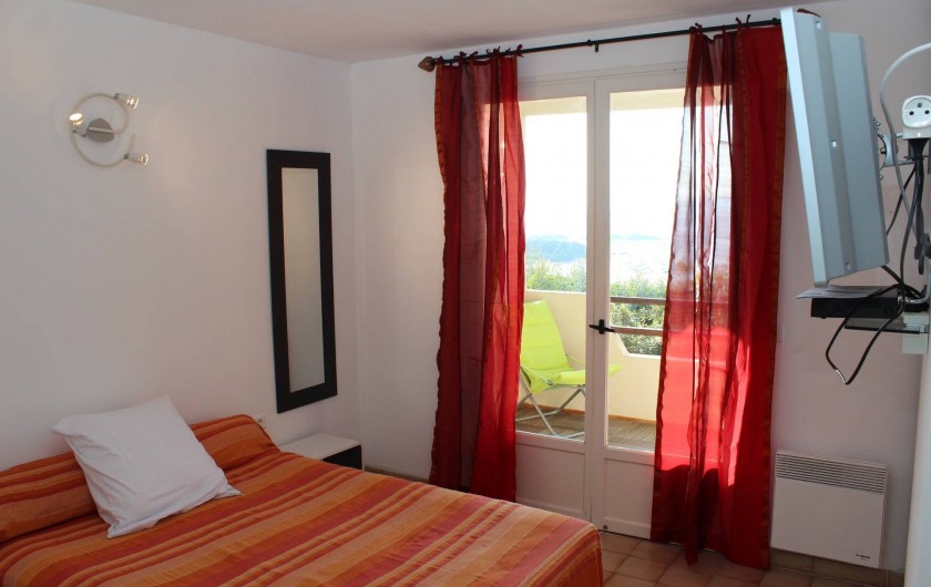 Location de vacances - Chambre d'hôtes à Porticcio - Chambre 1 rez de chaussée avec balcon vue mer