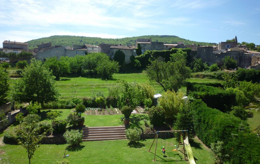 Location de vacances - Villa à Alleins - vue sur les remparts du village et le grand jardin paysager