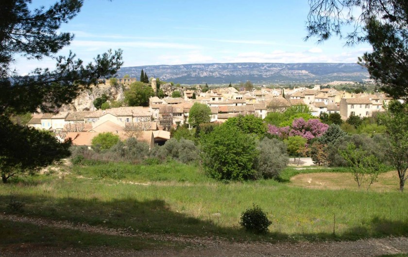 vue panoramique du village provençal d'Alleins