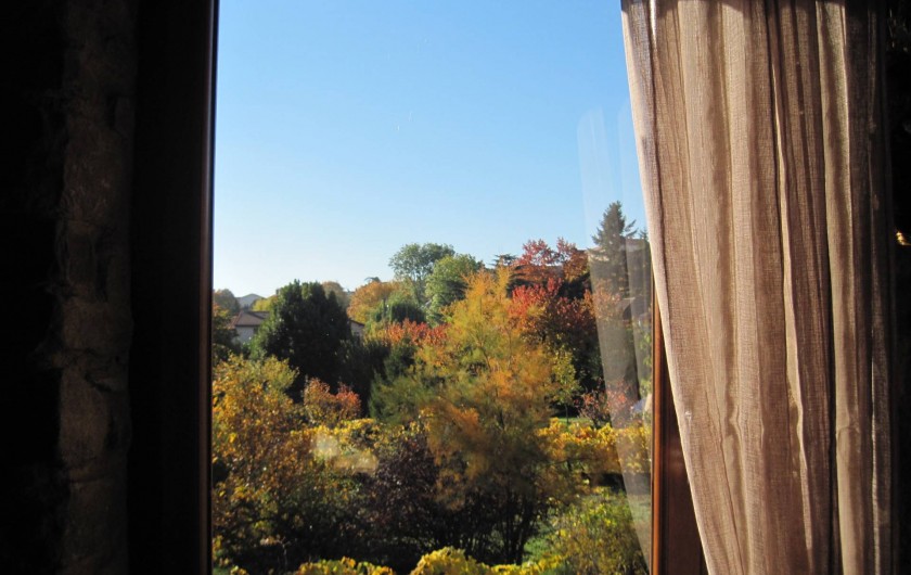 Location de vacances - Chambre d'hôtes à Pélussin - vue du jardin en automne