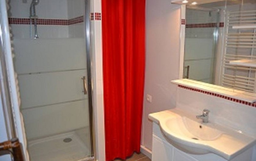 Location de vacances - Appartement à Boulogne-sur-Mer - Salle de bains avec: douche 90x90 miroir et lavabo, desserte, sèche serviette,