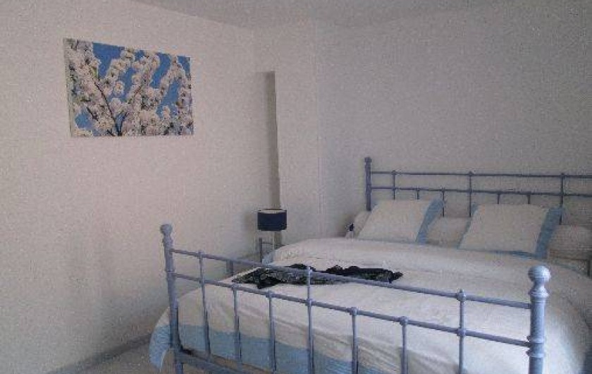 Location de vacances - Maison - Villa à Brue-Auriac - La chambre bleue au 1er étage avec cabinet de toilettes et toilette séparée
