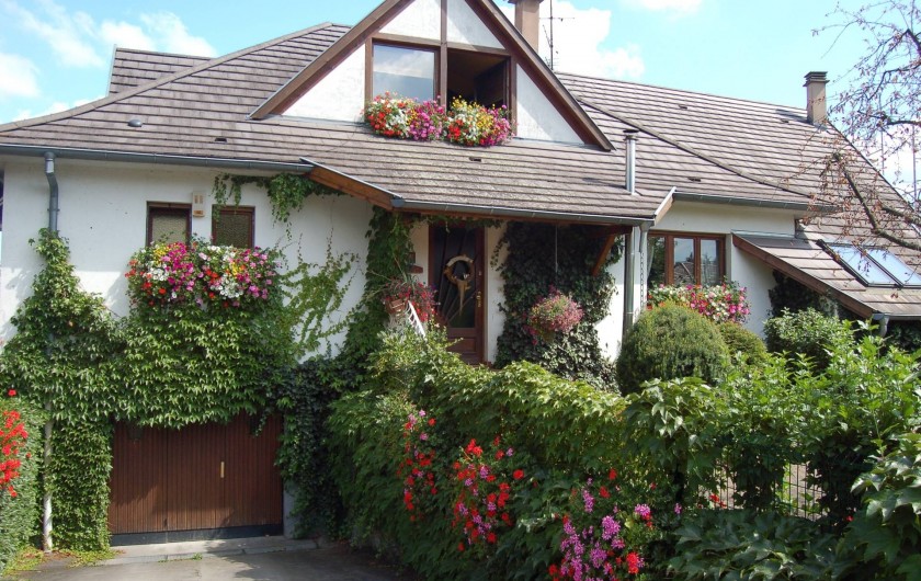 Location de vacances - Chambre d'hôtes à Marlenheim - La façade de Côté Vignes en été