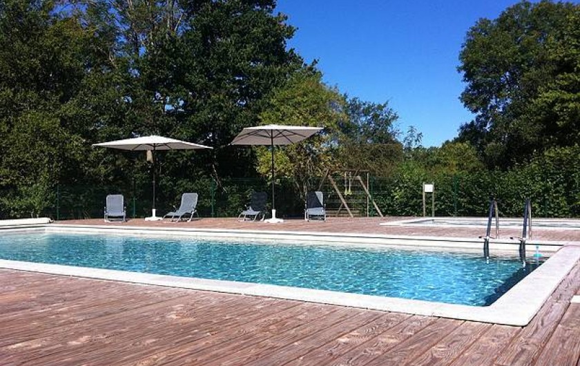 Une piscine + pataugeoire + belle terrasse sont à disposition