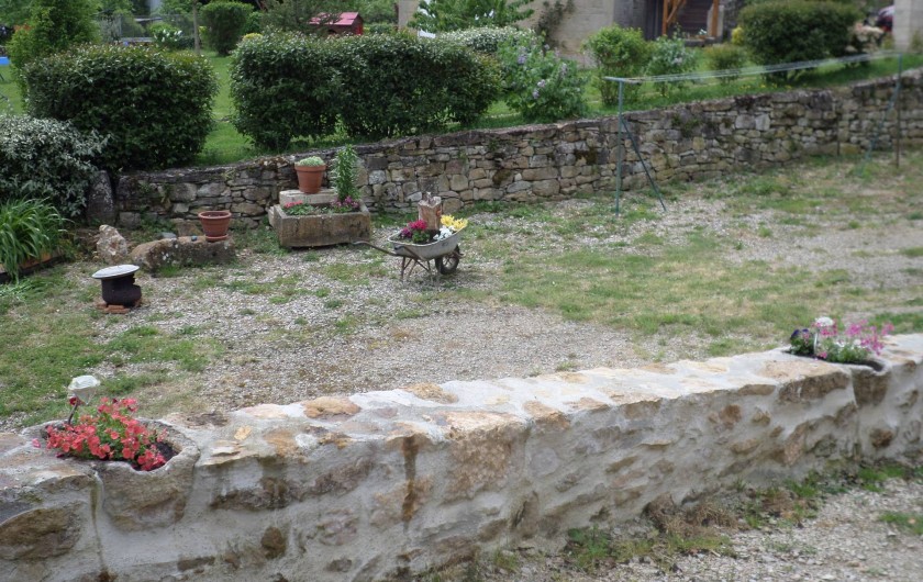 Location de vacances - Maison - Villa à Causse-et-Diège - la haie marque la limite avec le terrain de nos voisins