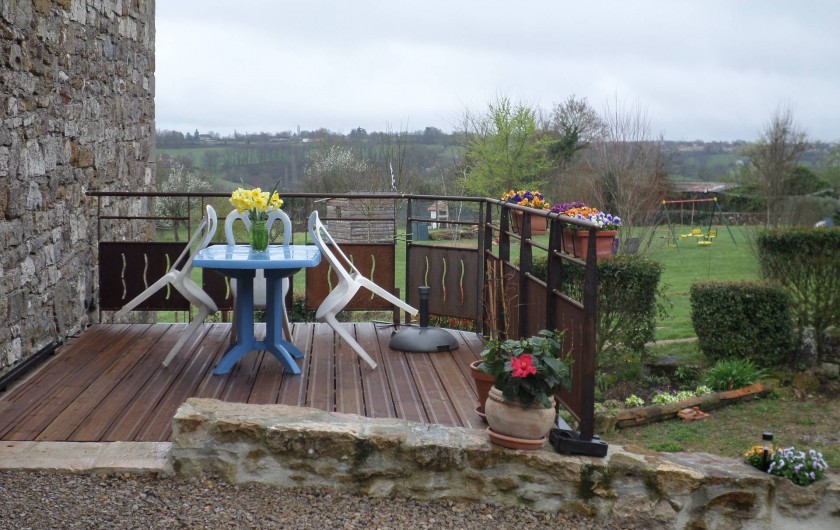 Location de vacances - Maison - Villa à Causse-et-Diège - la terrasse en face de la porte d'entrée