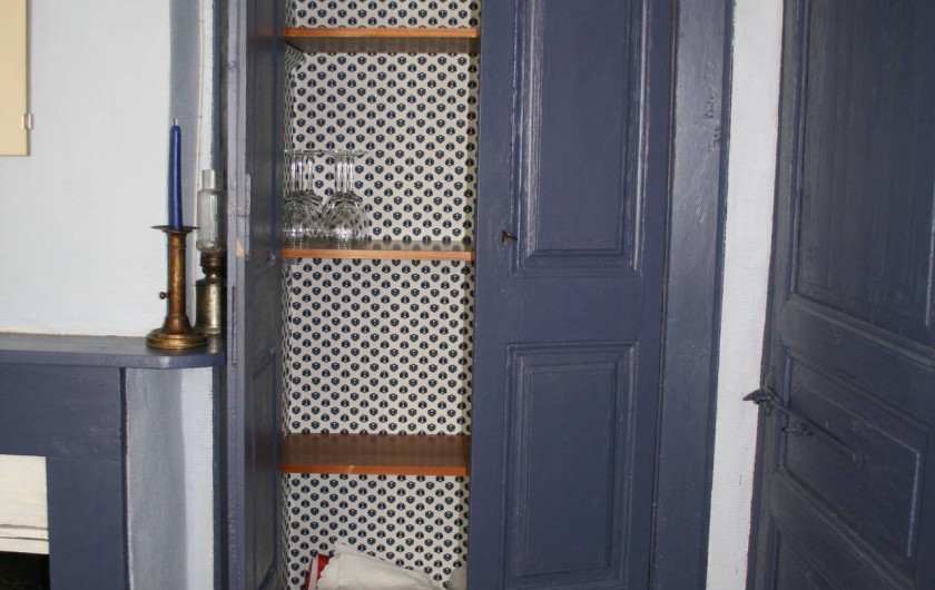 Location de vacances - Gîte à Marvejols - un aperçu du placard du séjour bleu et à droite porte de la chambre