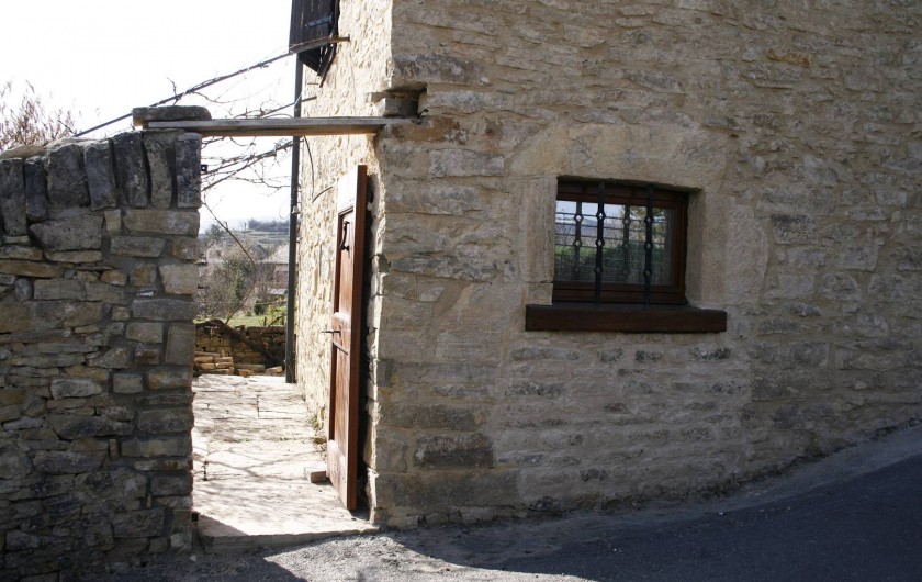 Location de vacances - Gîte à Marvejols - entrée et porte donnant sur la rue peu passante et fenêtre de la cuisine