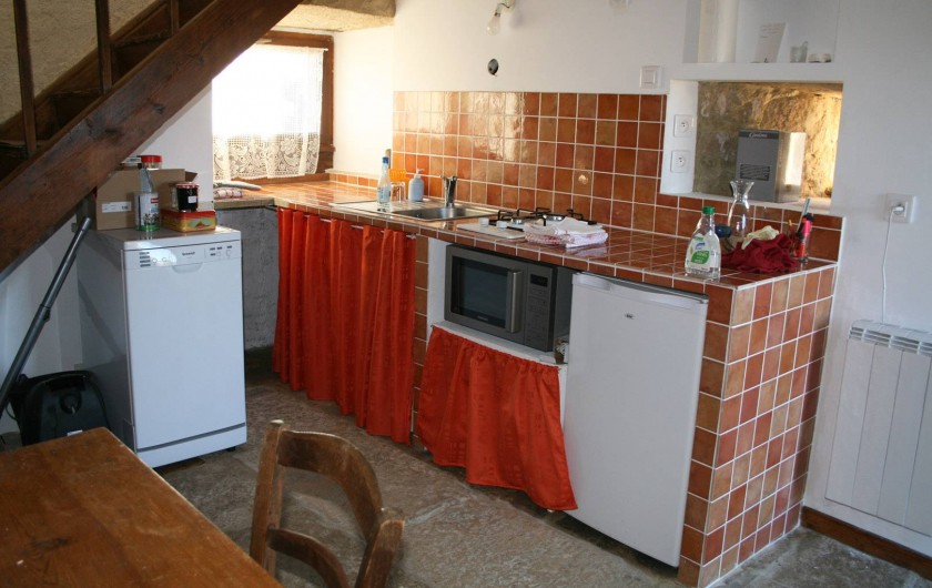 Location de vacances - Gîte à Marvejols - autre vue de la cuisine avec frigo, lave vaisselle et machine à laver le linge