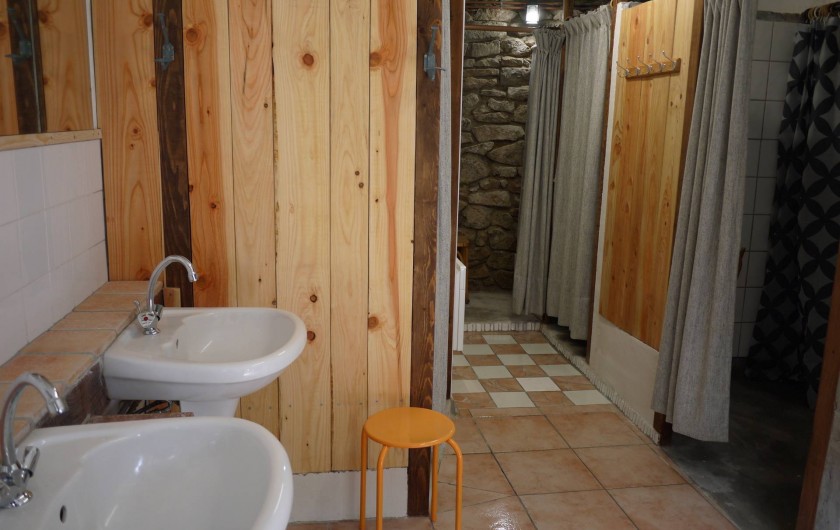 Location de vacances - Gîte à Saint-Rémy-de-Blot - Salle de bain 4 douches