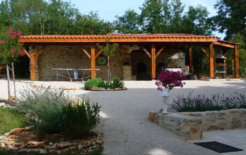 Location de vacances - Villa à Cahors - Appentis pouvant abriter 2 voitures, table de Ping Pong, barbecue couvert.