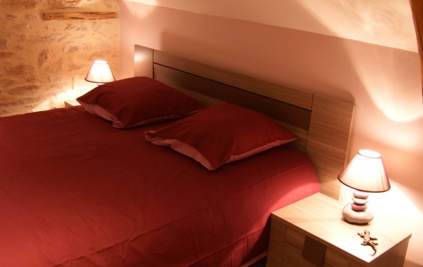 Location de vacances - Villa à Cahors - Chambre avec grand lit en 160, TV, dressing. Possibilité lit bébé.