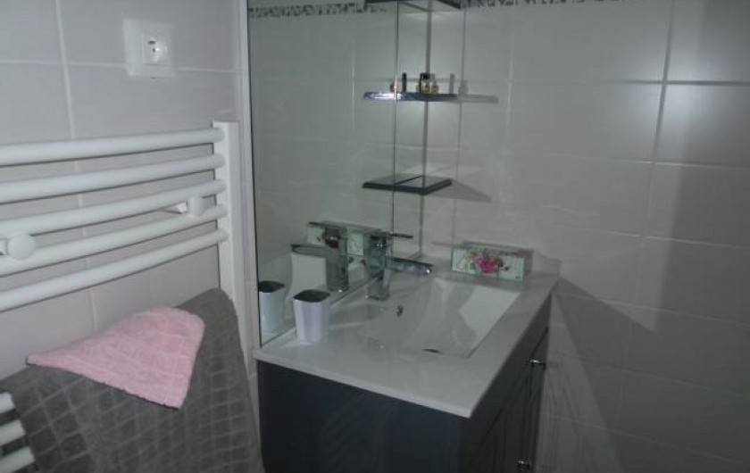 Location de vacances - Chambre d'hôtes à Rouvres-en-Woëvre - L'Atelier des Roses Vue de la salle de bain