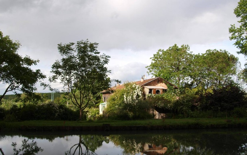 Location de vacances - Gîte à Meilhan-sur-Garonne - Vue générale du batiment depuis le canal