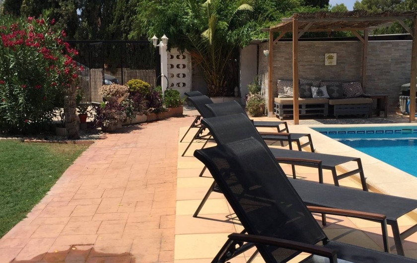 Belle villa de plein pied sur 900 m2 de jardin clôturé, avec piscine privée