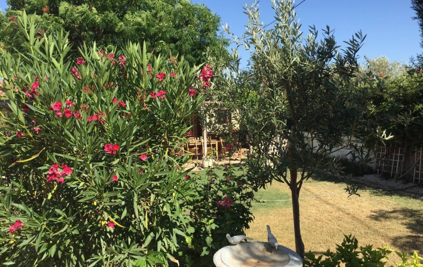 Location de vacances - Villa à Domeño - terrasse couverte pour vous abriter du soleil. En arrière plan la cuisine ext.