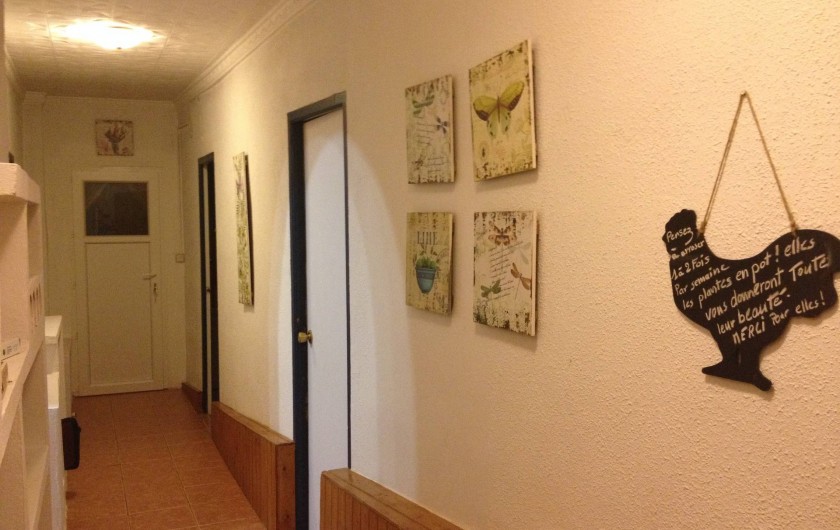 Location de vacances - Villa à Domeño - Le couloir central dessert les nombreuses pièces.