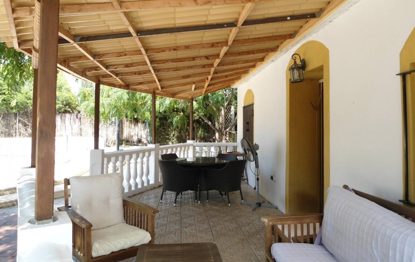 Location de vacances - Villa à Domeño - De la terrasse vous pourrez surveiller les enfants dans la piscine.