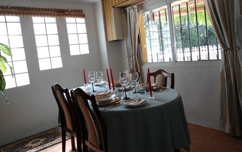 Location de vacances - Villa à Domeño - La salle à manger,  en cas de soirées fraîches (en début d'année).