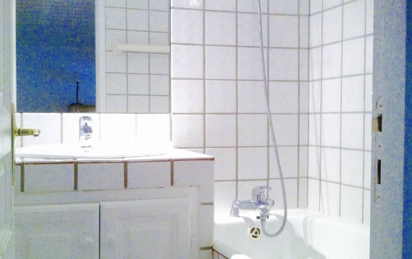 Location de vacances - Studio à Aix-en-Provence - Salle de bain avec baignoire et Wc séparés
