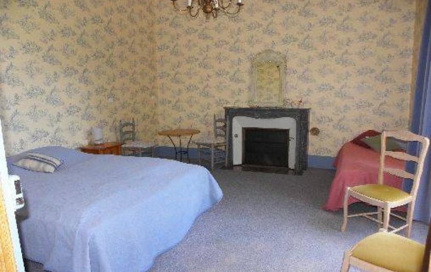 Location de vacances - Château - Manoir à Ourouer-les-Bourdelins - chambre dortoir 3 lits avec lit jumeau