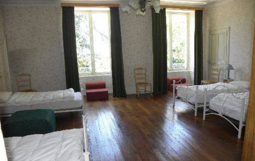 Location de vacances - Château - Manoir à Ourouer-les-Bourdelins - Chambre dortoir 4 lits et 3 chauffeuses