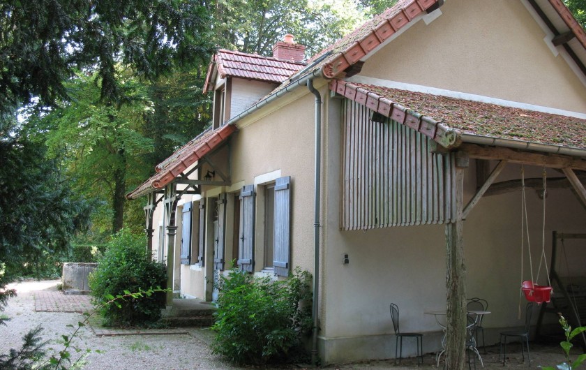 Location de vacances - Château - Manoir à Ourouer-les-Bourdelins - Petite maison dans le parc offrant 3 chambres avec chacune une sdb
