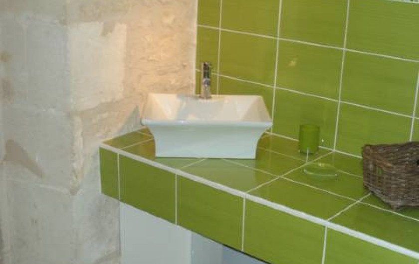 Location de vacances - Gîte à Neuvicq-le-Château - salle de bain à l'étage