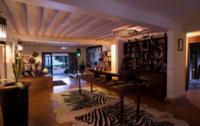 Location de vacances - Villa à Zanzibar - Partie du living room et bibliothèque !