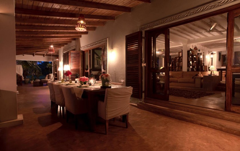 Location de vacances - Villa à Zanzibar - La véranda , table dressée , le living room à droite .