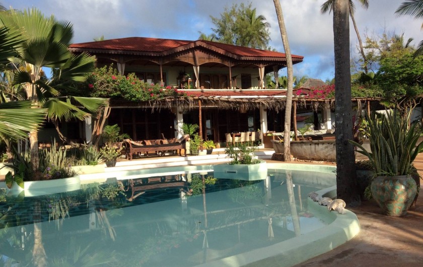 Location de vacances - Villa à Zanzibar - Vue de face de la villa . La mer se trouve derrière le photographe .