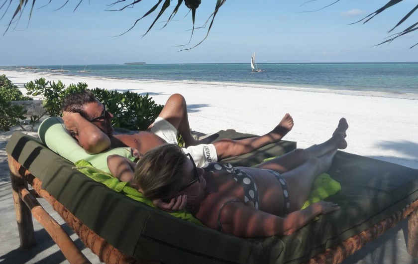 Location de vacances - Villa à Zanzibar - Depuis notre plage privée , coin repos avec vue sur la plage publique .