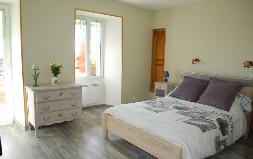 Location de vacances - Gîte à Vals-les-Bains - la chambre verte avec son lit en 140 / sur la terrasse dans maison de caractère