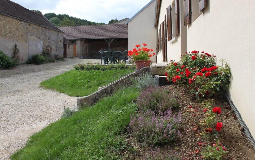 Location de vacances - Gîte à Courcelles-lès-Montbard - Cour