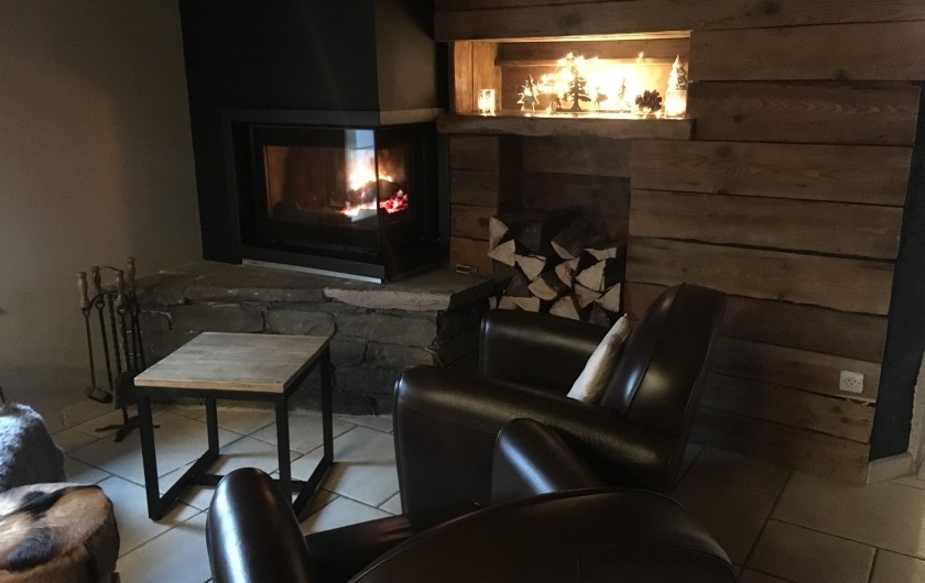 Location de vacances - Chalet à Ventron - Un salon avec sa cheminée à l'âtre.