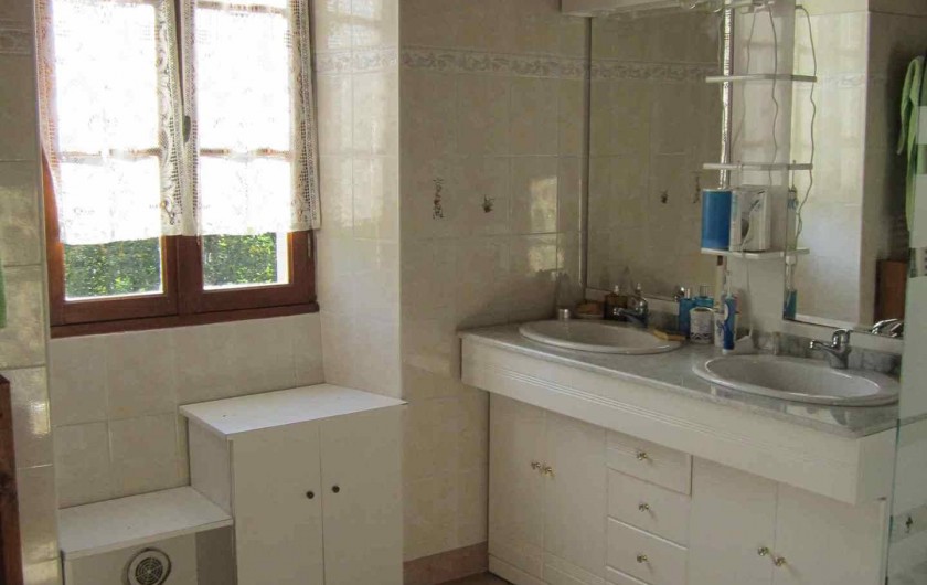 Location de vacances - Gîte à Valprionde - La salle de bain du RDC avec baignoire, bidet et double vasque
