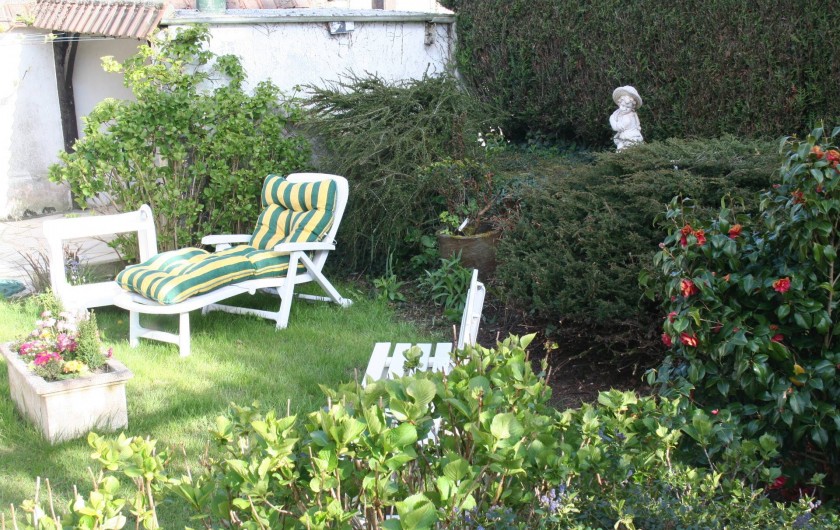 Location de vacances - Chambre d'hôtes à Ochancourt - jardin arrière sous le soleil
