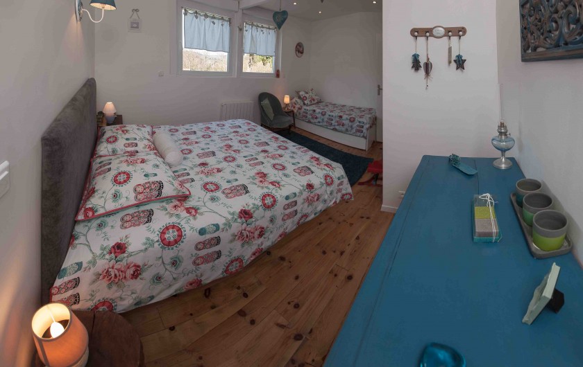 Location de vacances - Chalet à Raon-l'Étape - chambre bleue  1 lit de 160 cm et 2 lits de 90 cm