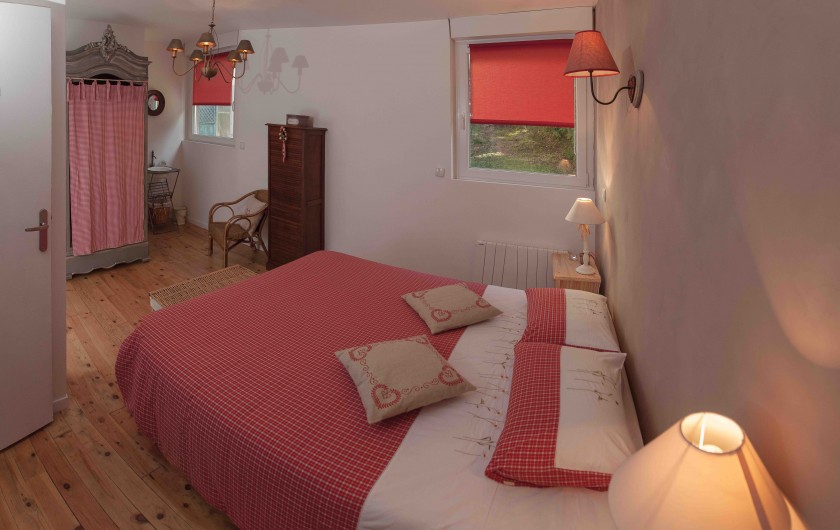 Location de vacances - Chalet à Raon-l'Étape - chambre rouge 1 lit de 160 et 1 lit bébé