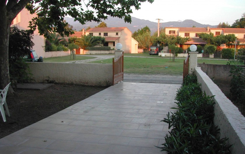 Location de vacances - Villa à Folelli - l'entrée coté jardin